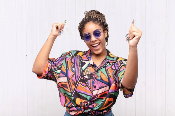 Jovem Afro Mulher Gritando Triunfalmente Olhando Como Animado Vencedor Feliz — Fotografia de Stock
