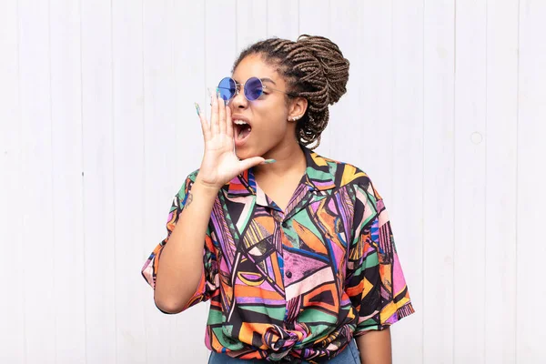 Jovem Afro Mulher Gritando Alto Irritado Para Copiar Espaço Lado — Fotografia de Stock
