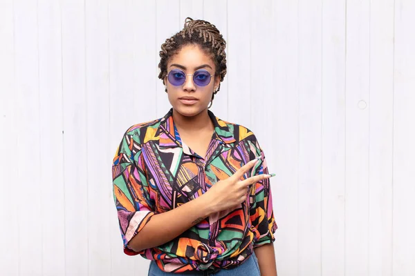 Jovem Afro Mulher Sentindo Feliz Positivo Bem Sucedido Com Mão — Fotografia de Stock