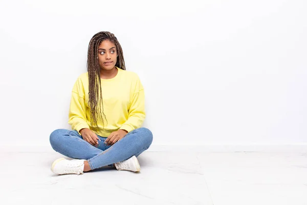 Fiatal Afro Látszó Aggódó Stresszes Ideges Ijedt Pánikoló Összeszorító Fogak — Stock Fotó