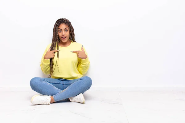 Fiatal Afro Érzés Boldog Meglepett Büszke Rámutatva Önmagára Egy Izgatott — Stock Fotó