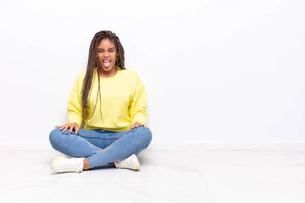 Junge Afro Frau Mit Fröhlicher Unbeschwerter Rebellischer Attitüde Witzen Und — Stockfoto