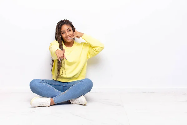 Junge Afro Frau Lächelt Fröhlich Und Zeigt Die Kamera Während — Stockfoto