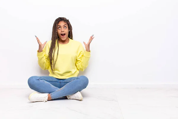 Joven Afro Mujer Sintiéndose Feliz Asombrada Afortunada Sorprendida Celebrando Victoria —  Fotos de Stock