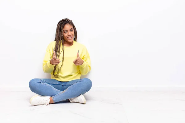 Junge Afro Frau Fühlt Sich Glücklich Cool Zufrieden Entspannt Und — Stockfoto