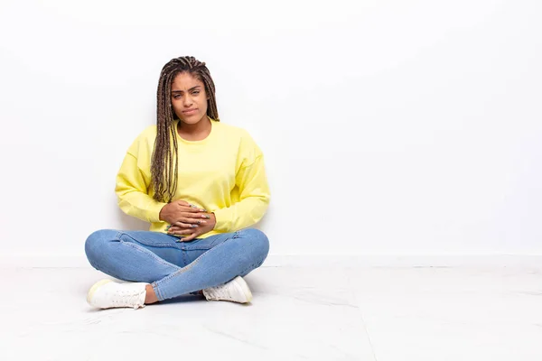 Ung Afro Kvinna Känner Sig Orolig Sjuk Sjuk Och Olycklig — Stockfoto