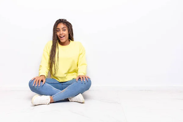 Junge Afro Frau Mit Einem Großen Freundlichen Unbeschwerten Lächeln Die — Stockfoto