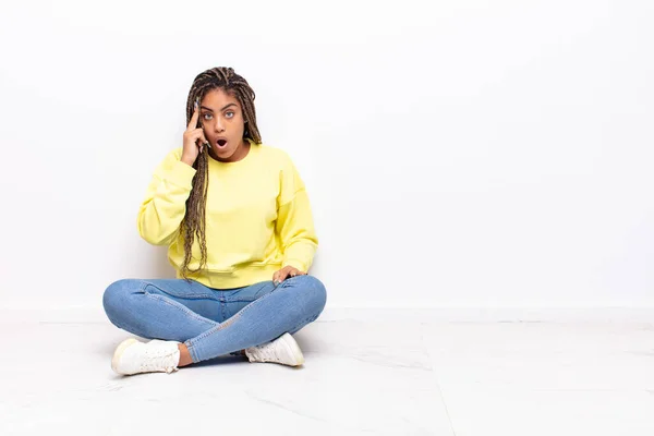 Ung Afro Kvinna Ser Förvånad Öppen Mun Chockad Förverkliga Tanke — Stockfoto