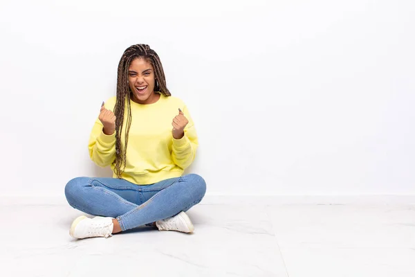 Junge Afro Frau Schreit Triumphierend Lacht Und Fühlt Sich Glücklich — Stockfoto