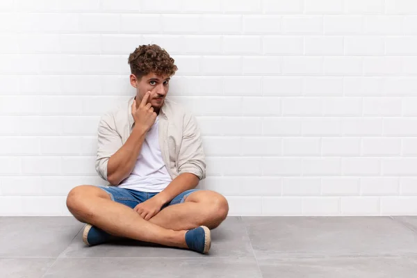 Joven Vigilándote Confiando Vigilándote Manteniéndote Alerta Vigilante — Foto de Stock