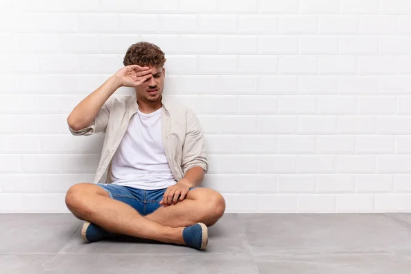 Jovem Olhando Estressado Cansado Frustrado Secando Suor Testa Sentindo Desesperado — Fotografia de Stock