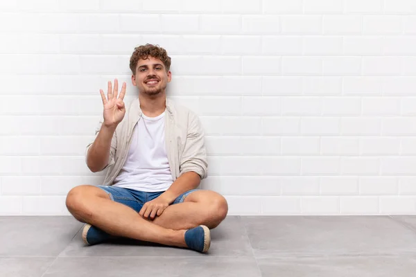 Młody Człowiek Uśmiechnięty Przyjazny Pokazując Numer Cztery Lub Czwarty Ręką — Zdjęcie stockowe