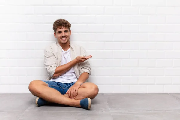 Jovem Sorrindo Alegremente Sentindo Feliz Mostrando Conceito Espaço Cópia Com — Fotografia de Stock