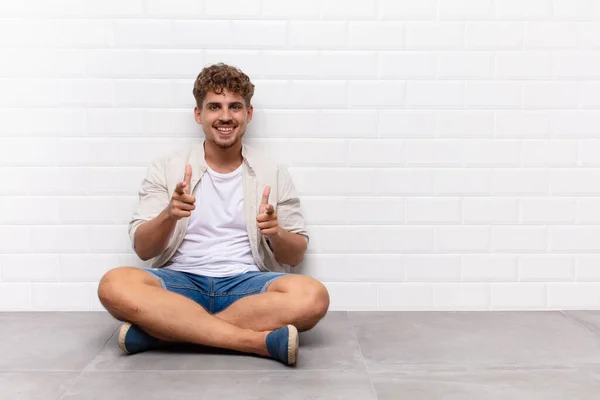 Jovem Sentindo Feliz Legal Satisfeito Relaxado Bem Sucedido Apontando Para — Fotografia de Stock