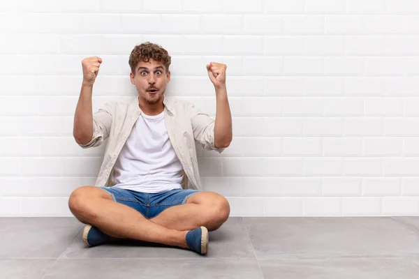 Young Man Celebrating Unbelievable Success Winner Looking Excited Happy Saying — Stock Photo, Image