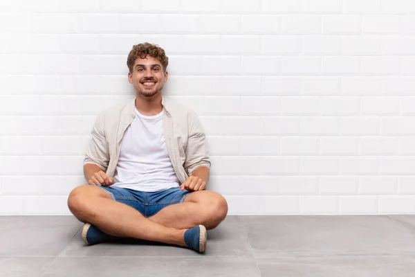 Jovem Olhando Feliz Pateta Com Largo Divertido Louco Sorriso Olhos — Fotografia de Stock