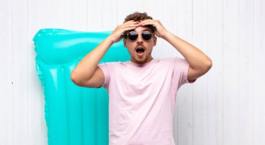 Dehşete kapılmış ve şok olmuş hisseden genç adam, bir hata yüzünden panikliyor. tatil kavramı