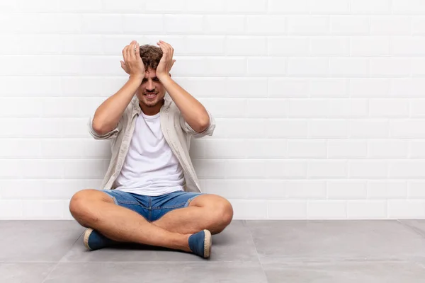 Jeune Homme Sentant Stressé Anxieux Déprimé Frustré Par Mal Tête — Photo