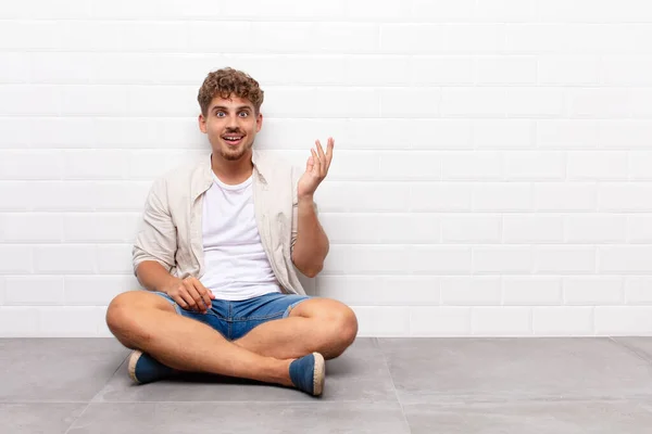 Jovem Sentindo Feliz Surpreso Alegre Sorrindo Com Atitude Positiva Percebendo — Fotografia de Stock