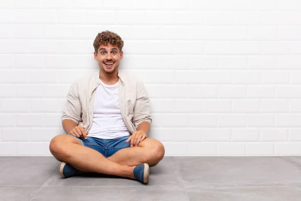 Jovem Que Parece Feliz Agradavelmente Surpreso Animado Com Uma Expressão — Fotografia de Stock