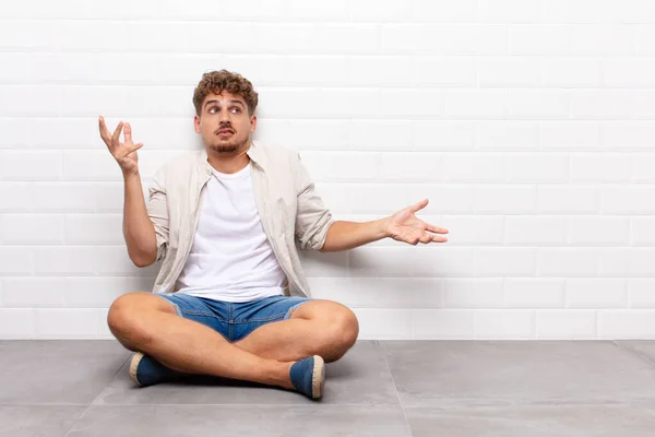 Young Man Shrugging Dumb Crazy Confused Puzzled Expression Feeling Annoyed — Stock Photo, Image