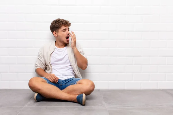 Giovane Che Sbadiglia Pigramente Mattina Presto Svegliandosi Guardando Assonnato Stanco — Foto Stock