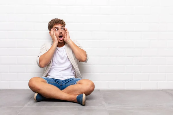 Joven Sintiéndose Feliz Emocionado Sorprendido Mirando Lado Con Ambas Manos —  Fotos de Stock