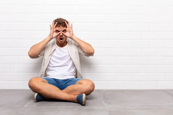 Jonge Man Die Zich Geschokt Verbaasd Verrast Voelt Glazen Vasthoudend — Stockfoto