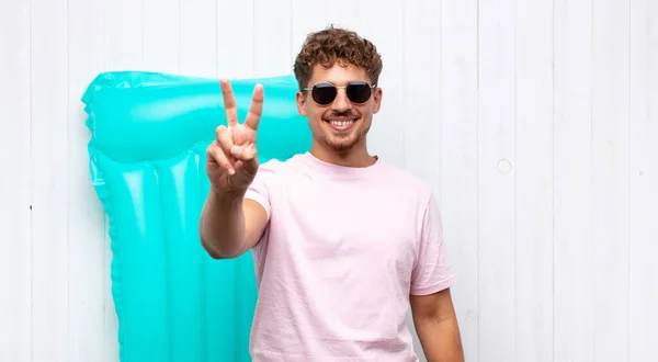 Jongeman Glimlachend Gelukkig Kijkend Zorgeloos Positief Gebaren Van Overwinning Vrede — Stockfoto