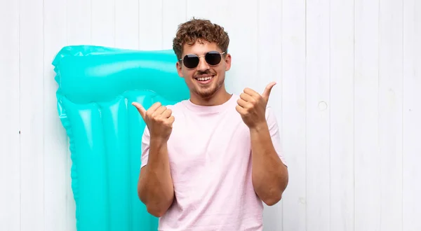 Jonge Man Lachend Vrolijk Gelukkig Kijkend Zorgeloos Positief Met Beide — Stockfoto