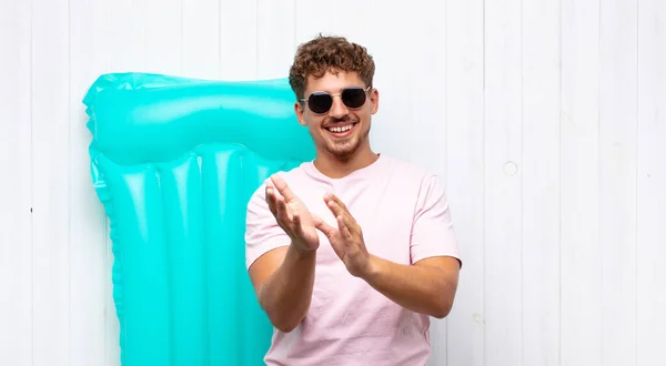 Joven Sintiéndose Feliz Exitoso Sonriendo Aplaudiendo Diciendo Felicitaciones Con Aplauso —  Fotos de Stock