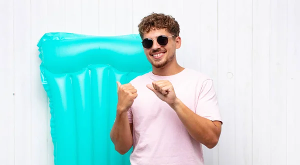 Joven Sonriendo Alegre Casualmente Señalando Para Copiar Espacio Lado Sintiéndose —  Fotos de Stock