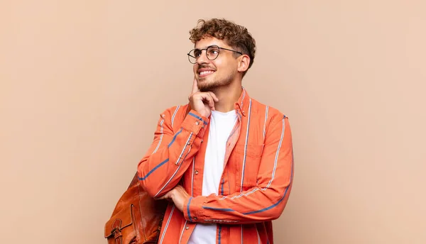 Jongeman Glimlachend Dagdromend Twijfelend Naar Zijkant Kijkend Studentenconcept — Stockfoto