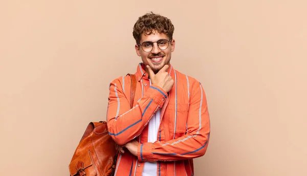 Jovem Que Parece Feliz Sorrindo Com Mão Queixo Perguntando Fazer — Fotografia de Stock