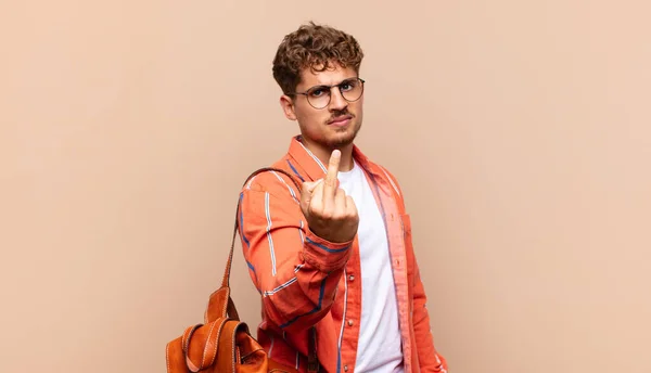 Der Junge Mann Ist Wütend Genervt Rebellisch Und Aggressiv Hebt — Stockfoto