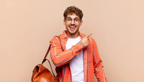 Young Man Looking Excited Surprised Pointing Side Upwards Copy Space — Stock Photo, Image