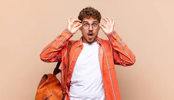 Jeune Homme Sentant Choqué Étonné Surpris Tenant Des Lunettes Avec — Photo