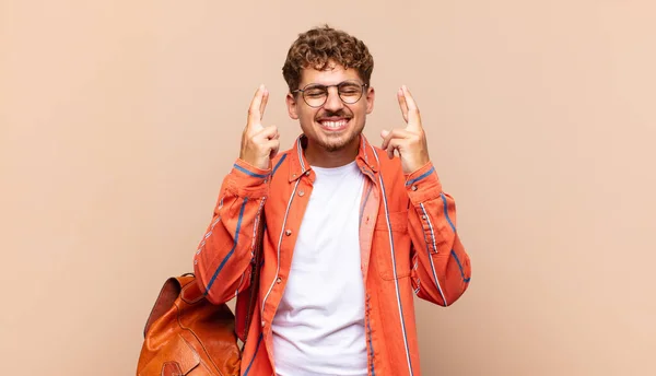 Jovem Sentindo Nervoso Esperançoso Cruzando Dedos Orando Esperando Por Boa — Fotografia de Stock