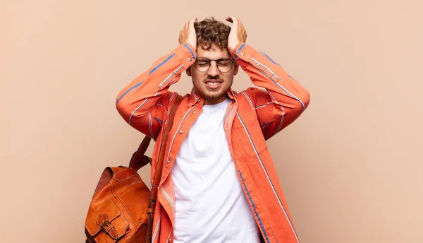 Jovem Sentindo Estressado Ansioso Deprimido Frustrado Com Uma Dor Cabeça — Fotografia de Stock