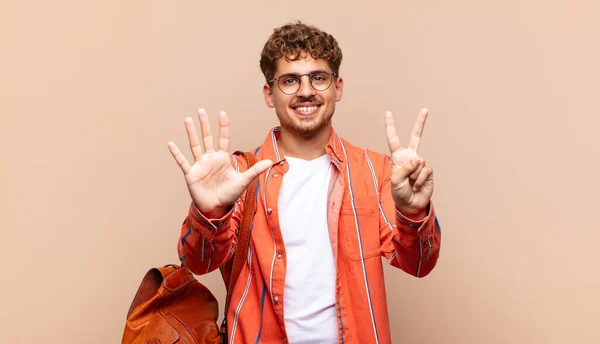 Jovem Sorrindo Olhando Amigável Mostrando Número Sete Sétimo Com Mão — Fotografia de Stock