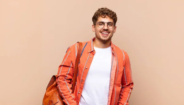 Jonge Man Glimlachend Vrolijk Terloops Met Een Positieve Gelukkige Zelfverzekerde — Stockfoto
