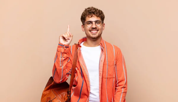 Jovem Sorrindo Alegre Feliz Apontando Para Cima Com Uma Mão — Fotografia de Stock