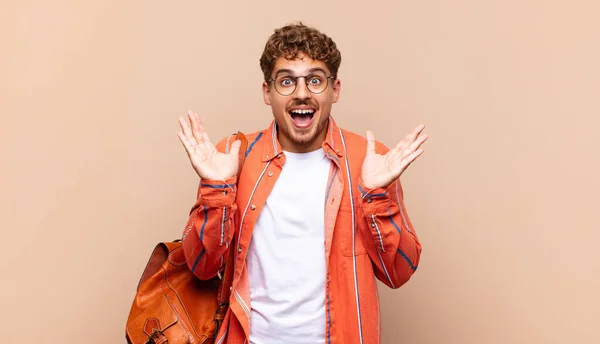 Jovem Que Parece Feliz Animado Chocado Com Uma Surpresa Inesperada — Fotografia de Stock