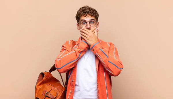 Jeune Homme Couvrant Bouche Avec Des Mains Une Expression Choquée — Photo