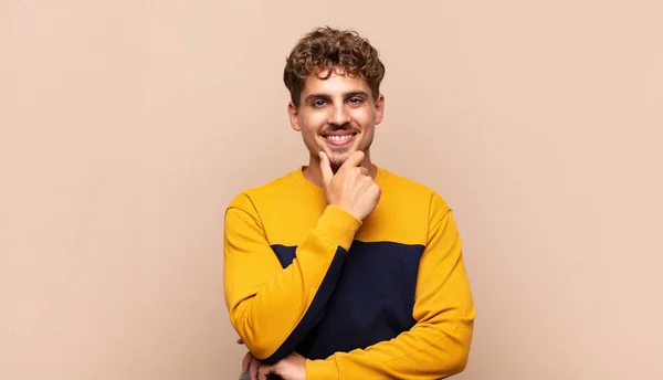 Jovem Que Parece Feliz Sorrindo Com Mão Queixo Perguntando Fazer — Fotografia de Stock