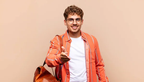 Jovem Sorrindo Parecendo Feliz Confiante Amigável Oferecendo Aperto Mão Para — Fotografia de Stock