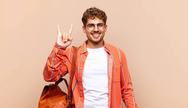 Joven Sintiéndose Feliz Divertido Seguro Positivo Rebelde Haciendo Rock Heavy — Foto de Stock