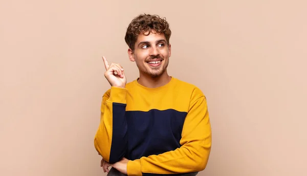 Joven Sonriendo Felizmente Mirando Lado Preguntándose Pensando Teniendo Una Idea —  Fotos de Stock