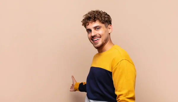 Jovem Sentindo Feliz Alegre Sorrindo Acolhendo Você Convidando Com Gesto — Fotografia de Stock