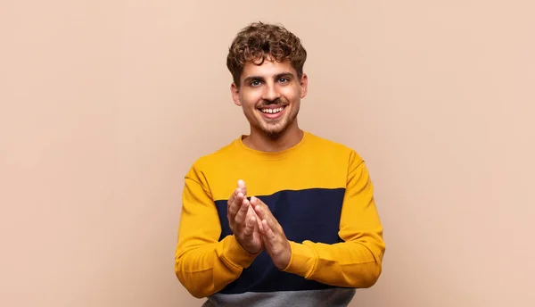 Jovem Sentindo Feliz Bem Sucedido Sorrindo Batendo Palmas Dizendo Parabéns — Fotografia de Stock